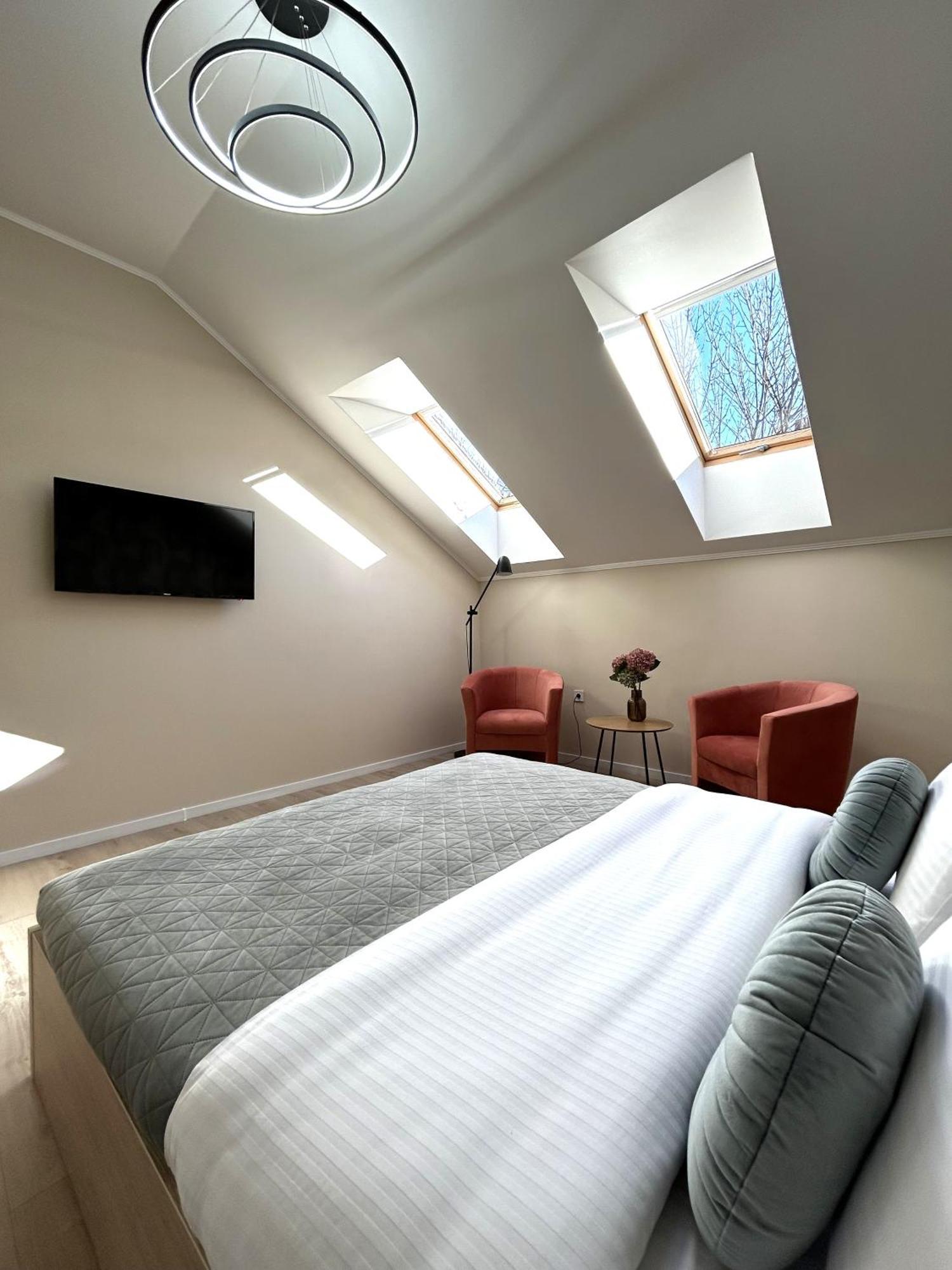 Modern Apartment In The City Center Lviv Exterior foto